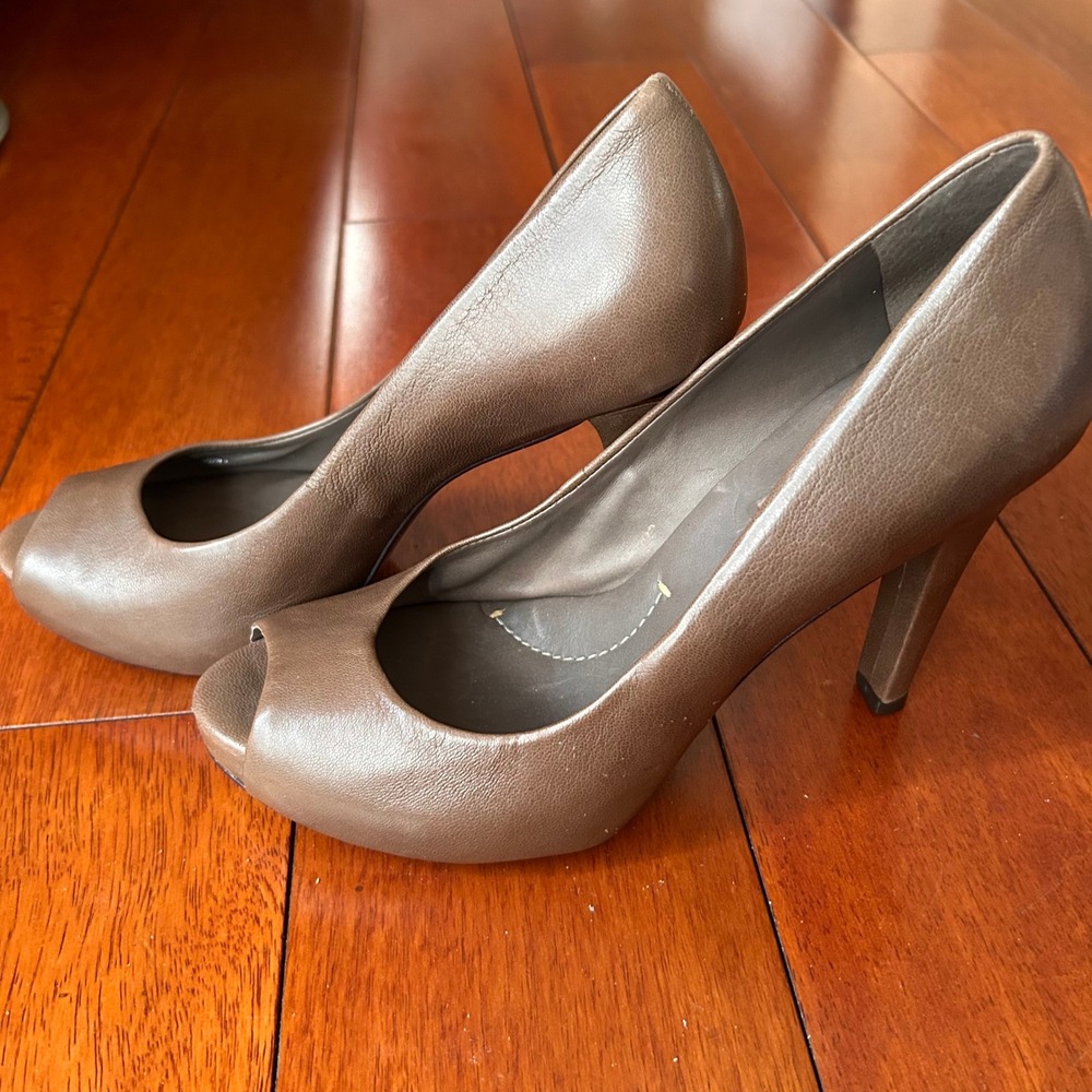 BCBGMAXAZRIA Peep Toe Heels Classic Pumps Dress Shoes‎ Taupe Brown Size 6